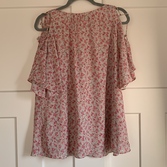 {DAVI & DANI} Pink Floral Cold Shoulder Top - Picture 2 of 2
